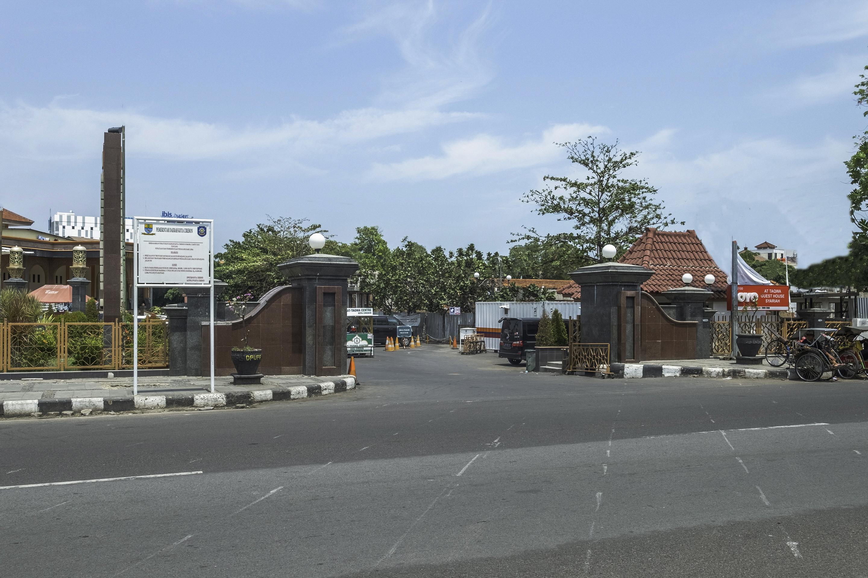 Oyo 2132 Pondok Avicenna Cirebon Bagian luar foto